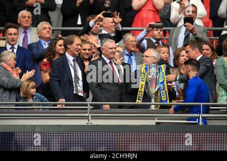 Il presidente della Football League Greg Clarke (centro) si prepara a presentare il trofeo Sky Bet League Two Play Off Foto Stock