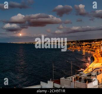 Splendida vista sui tetti di Giovinazzo, tipico paese vicino Bari in Puglia nel sud Italia Foto Stock