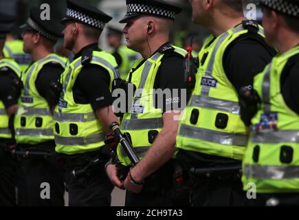 Poliziotti scozzesi in occasione di una manifestazione antirazzista a favore dei rifugiati a Glasgow Foto Stock