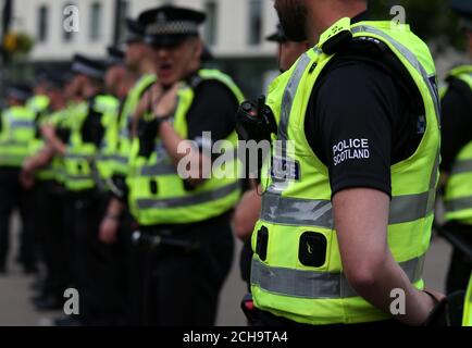 Poliziotti scozzesi in occasione di una manifestazione antirazzista a favore dei rifugiati a Glasgow Foto Stock