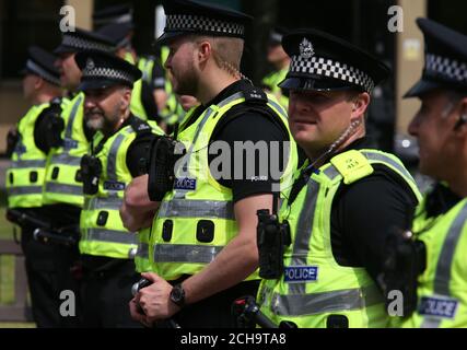 Poliziotti scozzesi ad una manifestazione contro il razzismo e i rifugiati a Glasgow Foto Stock