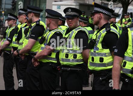 Poliziotti scozzesi ad una manifestazione contro il razzismo e i rifugiati a Glasgow Foto Stock