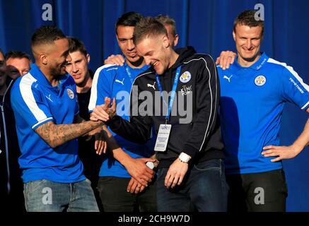 Danny Simpson di Leicester City (a sinistra) e Jamie Vardy festeggiano Tappa al Victoria Park Foto Stock