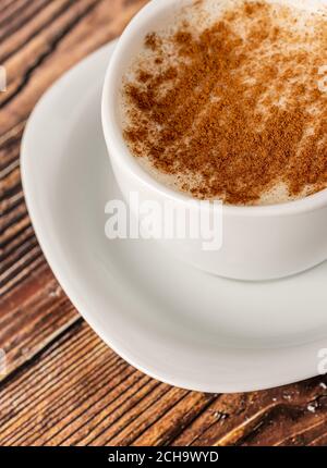 Salep turco o Sahlep con cannella su tavolo di legno Foto Stock