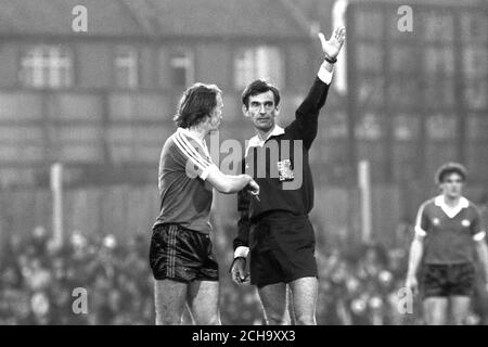 L'arbitro John Martin dell'associazione di calcio mostra la sua autorità sul campo. Da Alton in Hampshire, ha iniziato a fare riferimento nel 1958 nella Bromley e District League. Ha fatto riferimento a una partita semifinale del Trofeo fa e ha fatto da linesman per una partita della Coppa UEFA. È sposato con un figlio. Foto Stock