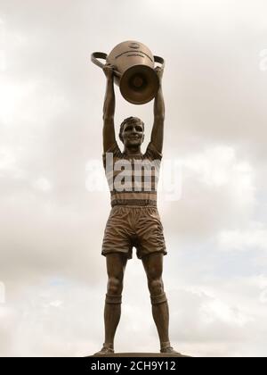 Il capitano del Celtic FC Billy McNeill tiene una coppa d'Europa al Celtic Park, Glasgow, Scozia, Regno Unito Foto Stock