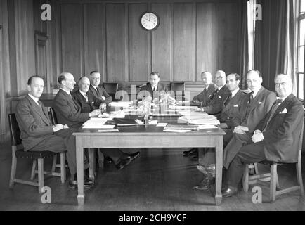 Da sinistra a destra: C.T. Barton (Leicester Mercury), Frank Webber (Western Mail and Echo, Cardiff), Harold R. Irvine (West Lancashire Gazette, Blackpool), R. J. Lewis (Daily Mail Vice President), W. A. Hawkins (Bristol Evening Post Chairman), E. W. Davis (General Manager), H. Martin (Editor in Chief), F. J. Harvey (Segretario), L. P. Scott (Manchester), J. H. Walker (Cronaca di Bath e Wilts e Herald). Foto Stock