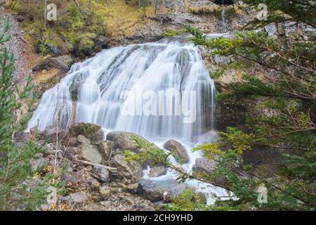 Torla, Huesca/Spagna; 02 novembre 2015. Cascate nel Parco Nazionale di Ordesa y Monte Perdido durante la caduta. Foto Stock