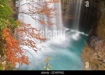 Torla, Huesca/Spagna; 02 novembre 2015. Cascate nel Parco Nazionale di Ordesa y Monte Perdido durante la caduta. Foto Stock