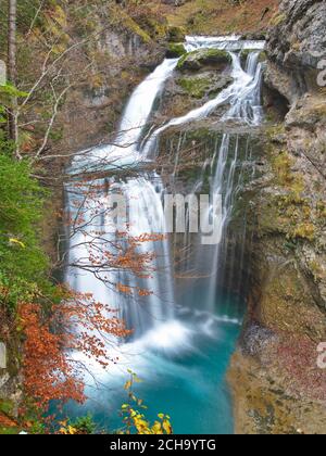 Torla, Huesca/Spagna; 02 novembre 2015. Cascate nel Parco Nazionale di Ordesa y Monte Perdido durante la caduta. Foto Stock