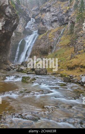 Torla, Huesca/Spagna; 02 novembre 2015. Cascate nel Parco Nazionale di Ordesa y Monte Perdido durante la caduta. Foto Stock