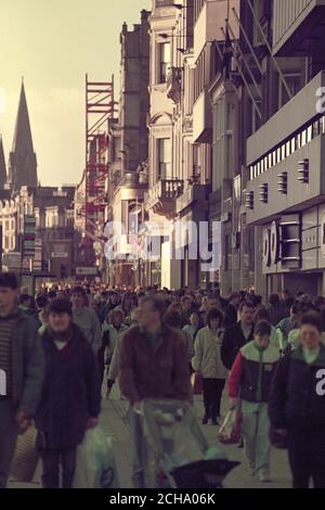 Una scena animata di una domenica in Princess Street di Edimburgo. A differenza dell'Inghilterra, il commercio domenicale è stato a lungo legale in Scozia. Foto Stock