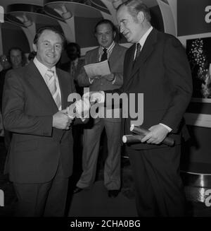 George Stephenson (l), lodato nella sezione delle notizie, durante il Midland Bank Press Pictures Awards. (Uomo a destra non identificato) Foto Stock