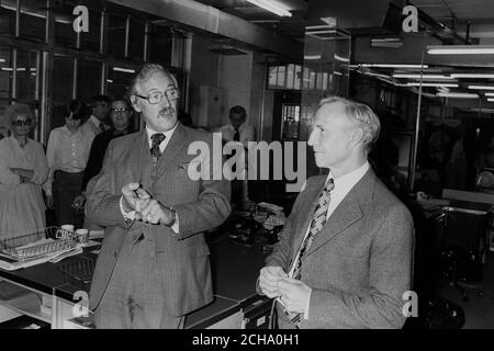 (L-R) membro redattore Reg Evans e copia taker Frank Jones durante una presentazione di ritiro dell'associazione di stampa. Foto Stock