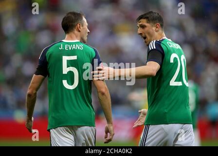 Jonny Evans dell'Irlanda del Nord (a sinistra) parla con il compagno di squadra Craig Cathcart Foto Stock