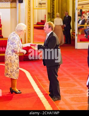 Adam Bradford, del Regno Unito, riceve una medaglia dalla Regina Elisabetta II durante i Queen's Young Leaders Awards 2016 a Buckingham Palace, Londra. PREMERE ASSOCIAZIONE foto. Data immagine: Giovedì 23 giugno 2016. Il credito fotografico dovrebbe essere: Dominic Lipinski/PA Wire Foto Stock