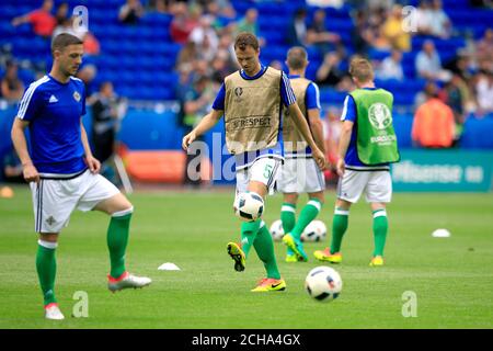 Jonny Evans (centro) dell'Irlanda del Nord si riscalda con i compagni di squadra Foto Stock