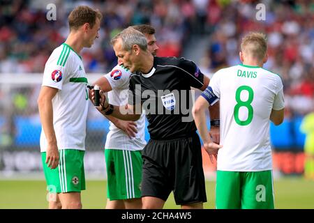 L'arbitro Martin Atkinson (al centro) con Jonny Evans (a sinistra), Stuart Dallas e Steven Davis (a destra) dell'Irlanda del Nord si preparano a fare un calcio libero Foto Stock