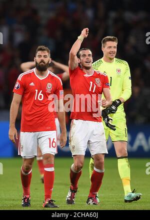 (Da sinistra a destra) Joe Ledley, Gareth Bale e il portiere Wayne Hennessey festeggiano alla fine della partita Foto Stock