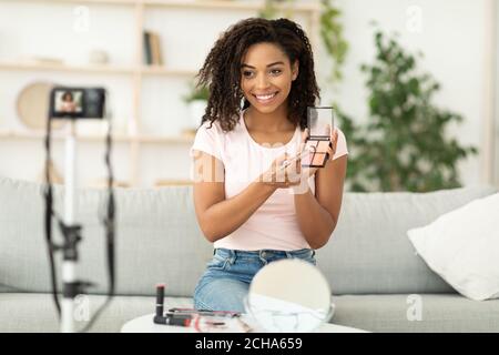 African Beauty Blogger Girl fare Video rivedere Cosmetics a casa Foto Stock