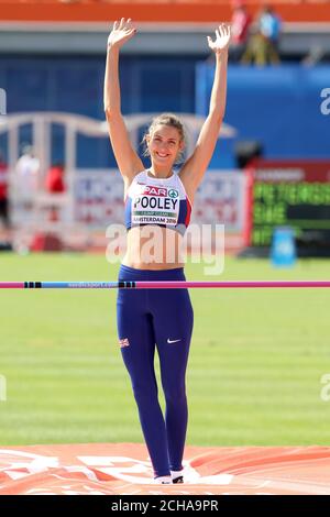 La Gran Bretagna Isobel Pooley celebra un tentativo di successo nel salto in alto durante il primo giorno dei Campionati europei di atletica 2016 allo Stadio Olimpico di Amsterdam. Foto Stock