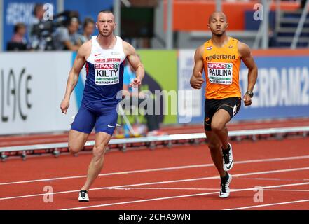 Il britannico Richard Kilty (a sinistra) compete con l'olandese Hensley Paulina nei 100m durante il primo giorno dei Campionati europei di atletica 2016 allo Stadio Olimpico di Amsterdam. Foto Stock