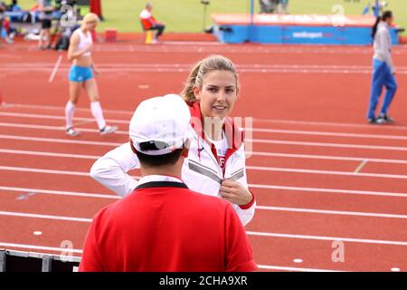 Isobel Pooley della Gran Bretagna parla con il suo allenatore Fayyaz Ahmed durante il giorno uno dei Campionati europei di atletica 2016 allo Stadio Olimpico di Amsterdam. Foto Stock