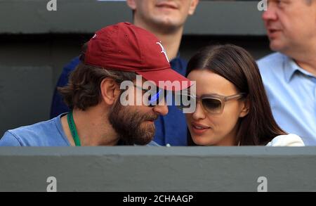 Bradley Cooper e Irina Shayk guardano l'azione sul campo centrale tra Roger Federer e Marin Cilic il 9° giorno dei Campionati di Wimbledon all'All England Lawn Tennis and Croquet Club di Wimbledon. Foto Stock