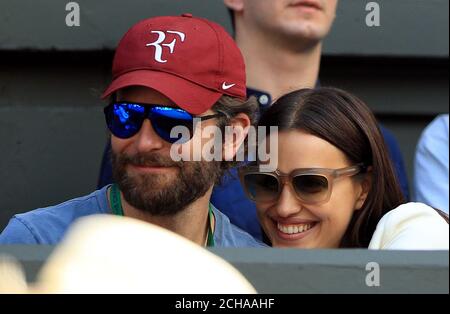 Bradley Cooper e Irina Shayk guardano l'azione sul campo centrale tra Roger Federer e Marin Cilic il 9° giorno dei Campionati di Wimbledon all'All England Lawn Tennis and Croquet Club di Wimbledon. Foto Stock