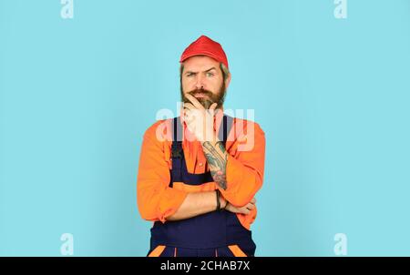 lavoratore sopportato in tute. Meccanico sicuro e maturo. Ritratto di Repairman. Lavoratore in magazzino. Operaio caucasico in magazzino. Mad repairman concept. Uomo indossare tuta. Foto Stock