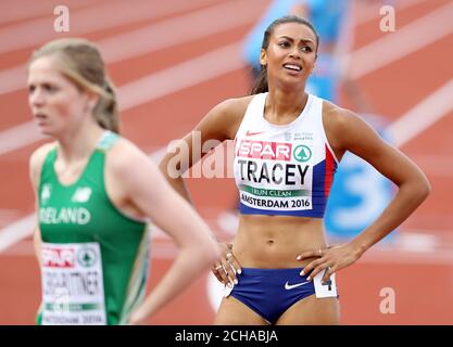 Adelle Tracey (a destra) della Gran Bretagna dopo aver mancato di qualificarsi per la Semifinale femminile di 800 m durante il primo giorno dei Campionati europei di atletica 2016 allo Stadio Olimpico di Amsterdam. Foto Stock