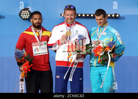 Daniel Greaves (centro) della Gran Bretagna con la sua medaglia d'oro dopo aver vinto l'evento maschile Discus durante il giorno uno dei Campionati europei di atletica 2016 allo Stadio Olimpico di Amsterdam. Foto Stock