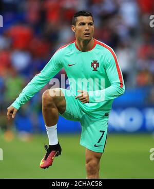 Il portoghese Cristiano Ronaldo si sta riscaldando prima della UEFA Euro 2016, partita semifinale allo Stade de Lyon, Lione. Foto Stock