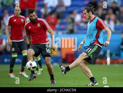 Wales'Gareth Bale e Joe Ledley (a sinistra) durante il warm up prima della UEFA Euro 2016, partita semifinale allo Stade de Lyon, Lione. Foto Stock