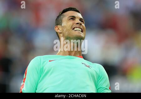 Il portoghese Cristiano Ronaldo si sta riscaldando prima della UEFA Euro 2016, partita semifinale allo Stade de Lyon, Lione. Foto Stock