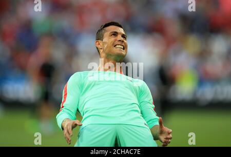 Il portoghese Cristiano Ronaldo si sta riscaldando prima della UEFA Euro 2016, partita semifinale allo Stade de Lyon, Lione. Foto Stock