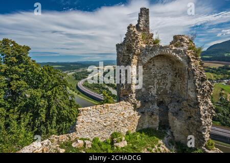 Vista sulla valle del fiume Vah da Považský hrad (Hrad Bystrica), castello medievale sul villaggio di Považská Bystrica, Trencin Regione, Slovacchia Foto Stock