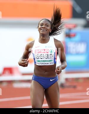 Dina Asher-Smith di Great Britian festeggia dopo aver vinto la finale femminile di 200m durante il secondo giorno dei Campionati europei di atletica 2016 allo Stadio Olimpico di Amsterdam. Foto Stock