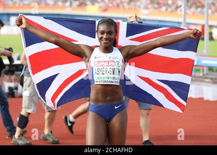 Dina Asher-Smith di Great Britian festeggia dopo aver vinto la finale femminile di 200m durante il secondo giorno dei Campionati europei di atletica 2016 allo Stadio Olimpico di Amsterdam. Foto Stock