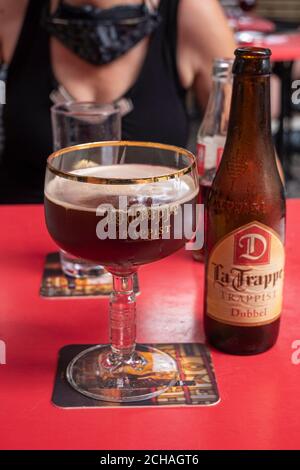 Anversa, Belgio, 16 agosto 2020, la Trappe Trappist, birra olandese classica marrone scuro con una punta di schiuma color avorio Foto Stock