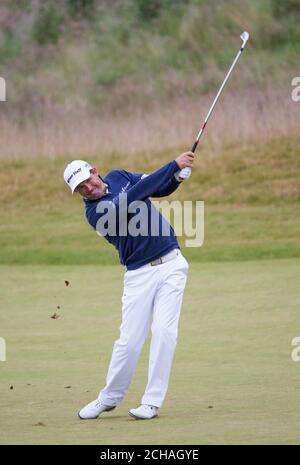 Il Padraig Harrington della Repubblica d'Irlanda gioca il suo approccio alla prima buca durante il secondo giorno del 2016 AAM Scottish Open presso il Castle Stuart Golf Links di Inverness. Foto Stock