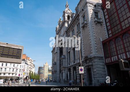 Anversa, Belgio, 16 agosto 2020, l'ingresso laterale dello storico edificio della stazione centrale Foto Stock