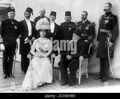 A bordo del 'minaa' viaggio di andata. (Back row, l-r) Generale Sir Reginald Wingate (Sirdar d'Egitto), S.H. Il principe Muhammad Ali Pasha, il duca di Teck, il principe Zia-ed-DIN, il Khedive d'Egitto, il re Giorgio V e il Signore Kitchener. (Fronte, l-r) Regina Maria e S.H. Kiamil Pasha (ex Grand Vizier della Turchia). Foto Stock