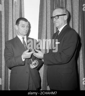 George Cromarty Bloom presenta l'orologio al signor Martin (club di automobilismo). Foto Stock