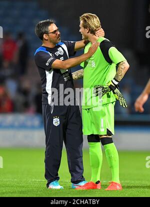 David Wagner (a sinistra), direttore della città di Huddersfield, parla con Loris Karius, portiere di Liverpool dopo il gioco. Foto Stock