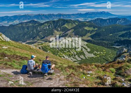 Bassa Tatra (Nizke Tatry), vista vicino alla stazione della funivia di Chopok, alti Tatra (Vysoké Tatry) in distanza, Parco Nazionale Low Tatra, Regione Zilina Slovacchia Foto Stock