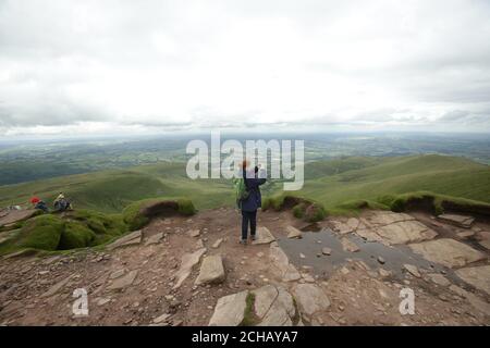 Un escursionista fotografa la vista del Parco Nazionale di Brecon Beacons dalla cima del Monte Corn Du, in Galles. PREMERE ASSOCIAZIONE foto. Data immagine: Martedì 12 luglio 2016. Il credito fotografico dovrebbe essere: Filo Yui Mok/PA Foto Stock