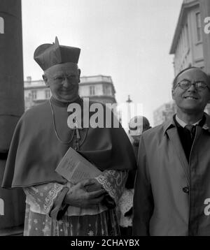 John Carmel (L), Cardinale Heenan, Arcivescovo di Westminster, lascia Donald Swann, parte della partnership musicale tra Fiandre e Swann, fuori dalla chiesa di St Martin-in-the-Fields a Trafalgar Square, Londra, dopo aver partecipato entrambi al servizio annuale di volontariato e di servizio cristiano. All'evento Help the Aged, sua Eminenza ha fatto il discorso e il signor Swann ha letto una lezione. Foto Stock