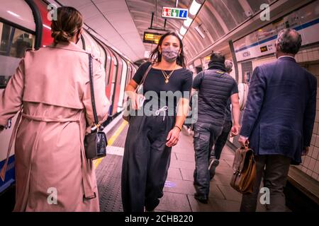 Londra - Settembre 2020: Persone nella metropolitana di Londra indossando covid 19 maschere facciali Foto Stock