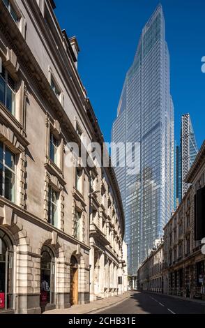 Vista dell'elevazione occidentale da Threadneedle Street, con il sole completamente su 22 Bishopsgate. Il Leadenhall Building ha raggiunto il picco sulla destra si Foto Stock